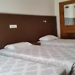 Guest house Pensao Lourenco 3*